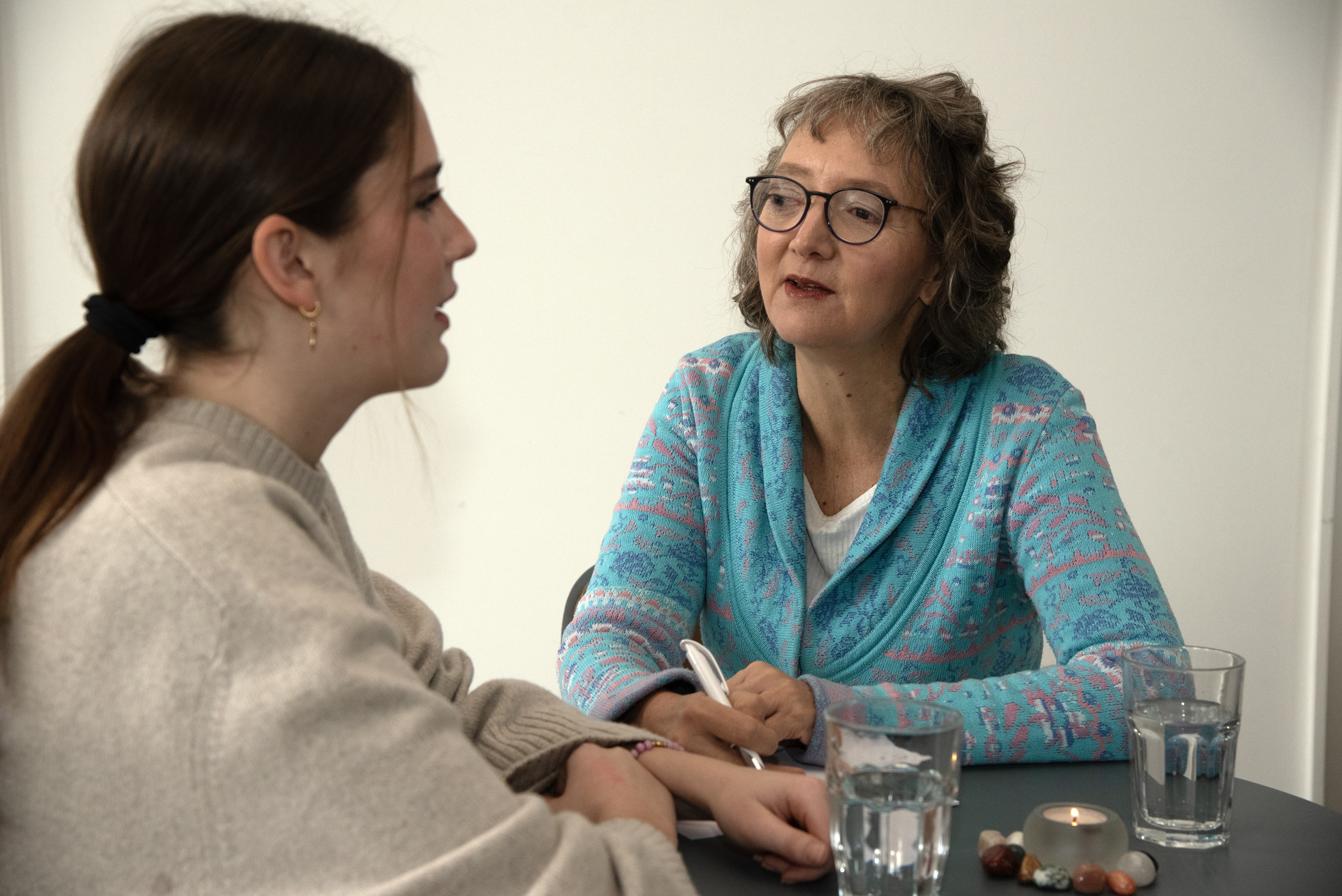 Eva im persönlichen Beratungsgespräch in ihrer Praxis